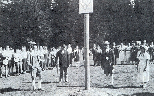 Záběr z májové slavnosti 1937 ve Švajglových Ladech