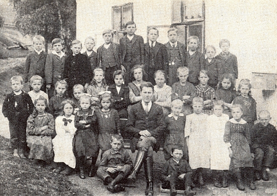 Snímek žáků německé obecné školy v Kochánově (Kochet), do které chodil a na níž v připojeném článku vzpomíná, pochází z roku 1923 a zachycuje ho (nevíme přesně na kterém místě) vedle kamarádů i s panem učitelem Robertem Hamelem