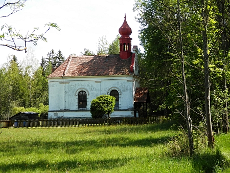 Kaple sv. Jana Nepomuckého z 19. století v Jiříkově Údolí, po poválečné devastaci byla opravena soukromými majiteli a slouží jako rekreační dům