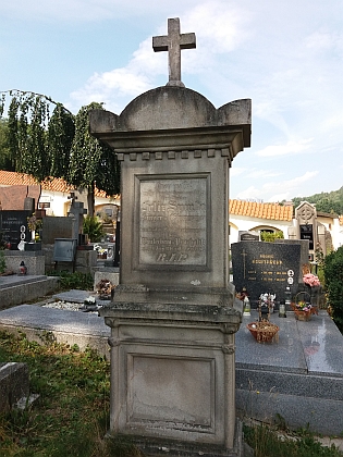 Na hřbitově ve starých Prachaticích se dochoval hrob Felixe Spinky (1795-1862), který se zasloužil o založení gymnázia