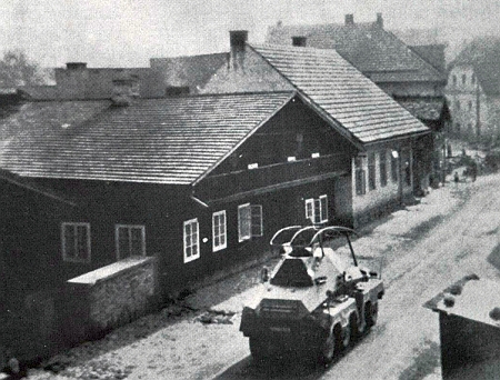 Poměrně ojedinělý snímek z odpoledne 2. října 1938, kdy Soumarskou ulicí vjíždí do Volar
 první průzkumné vozidlo wehrmachtu, pořídil učitel Franz Herbst z okna svého bytu