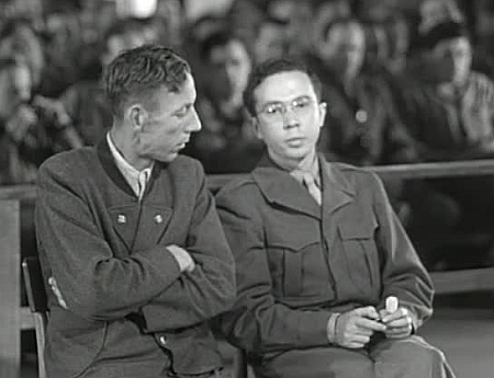 Vlevo na zaběru z filmového záznamu soudu v Dachau (klikněte na náhled pro shlédnutí videa)