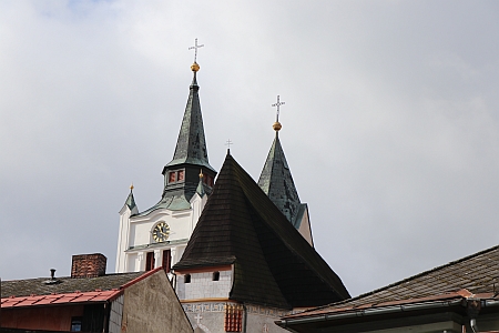 "Jeho" Vimperk - snímek vpravo zachycuje kostel a zvonici od domu, který rodině Streblově patřil