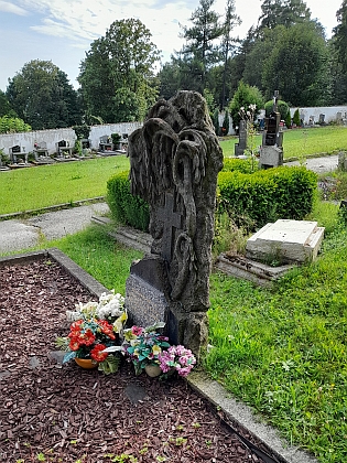 Pomník neznámým obětem pochodu smrti na hornoplánském hřbitově