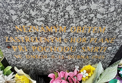 Pomník neznámým obětem pochodu smrti na hornoplánském hřbitově