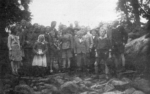 Snímek z výletu na Třístoličník se spolužáky ze školy v Záhoří v létě roku 1943
už někde mezi nimi zachycuje i jeho