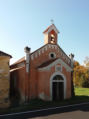 Exteriér a interiér kaple Panny Marie Lurdské v Záhoří na snímcích z roku 2018