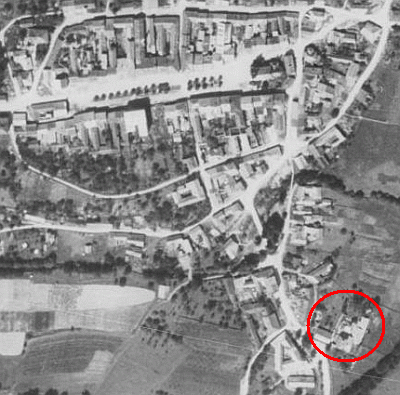 Někdejší "Jägerhaus" při ohybu říčky Černé na leteckých snímcích Benešova nad Černou z let 1952 a 2010