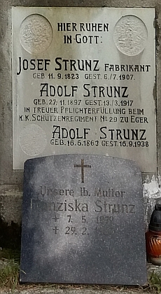 Náhrobek rodiny Strunzovy na kvildském hřbitově (u syna Adolfa je chyba v roku narození, podle matriky se narodil 1896)