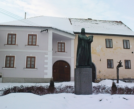 Pomník Mistra Jana Husa na náměstí v Husinci