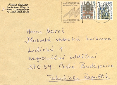 Jeho dopis z dubna 1997 a obálka jiného z prosince 2002, na níž mne dojímá ta bezchybná adresa knihovny