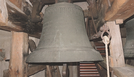 Zvony z Knížecích Plání, ulité českobudějovickou firmou Perner, visí dnes v Šumavských Hošticích, kam byly přestěhovány ze zničeného kostela i varhany (horní snímek z roku 1926)