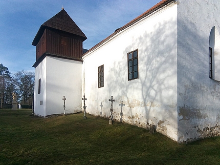 Kostel sv. Jana Křtitele v Chřešťovicích vznikl ve 13. století na místě někdejšího hradiště nad Vltavou