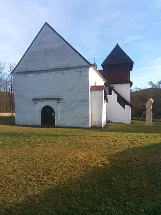 Kostel sv. Jana Křtitele v Chřešťovicích vznikl ve 13. století na místě někdejšího hradiště nad Vltavou