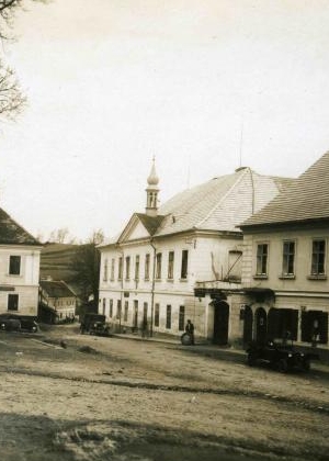 Radnice v Dolním Dvořišti na výřezu fotografie Josefa Wolfa