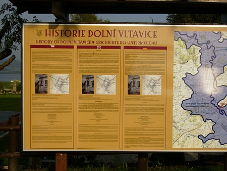 Plánek obce je na informační tabuli k dějinám obce Dolní Vltavice doplněn zakreslením současné rozlohy vodní hladiny Lipenského jezera, které pohřbilo větší její část