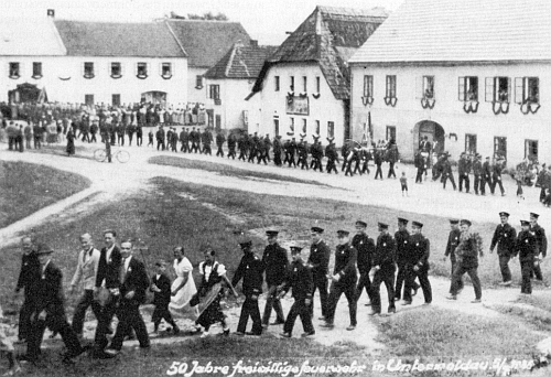 Paráda na dolnovltavickém "náměstí" v roce 1936, kdy zdejší hasičský sbor slavil 50 let své existence