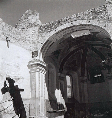 Snímek Bohumila Červeného z roku 1959 (vlevo) zachycuje počáteční stadium demolice kostela v Dolní Vltavici (viz i Johann Studener)