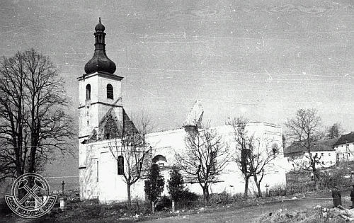 Snímek Bohumila Červeného z roku 1959 (vlevo) zachycuje počáteční stadium demolice kostela v Dolní Vltavici (viz i Johann Studener)