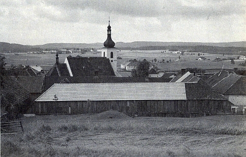 Pokojná selská krajina kolem někdejší Dolní Vltavice