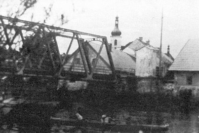 Dva snímky zachycují most v Dolní Vltavici, na horním snímku v pozadí
dnes už zatopené centrum obce s kostelem