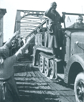 Dramatická chvíle v historii dolnovltavického mostu: na snímcích z nacistické propagační publikace ho překračuje dělostřelectvo a vozba wehrmachtu v říjnu 1938