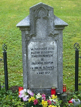 Pozůstatky zemřelých ze zrušeného hřbitova v Dolní Vltavici na rovněž kvůli Lipenskému jezeru přemístěném hřbitově obce Černá v Pošumaví (pamětní deska byla později upravena, viz Hans Lepshy)