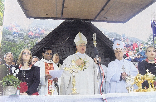 ...a účastnil se ho i biskup František Radkovský, na snímku stojící vpravo od mikrofonu