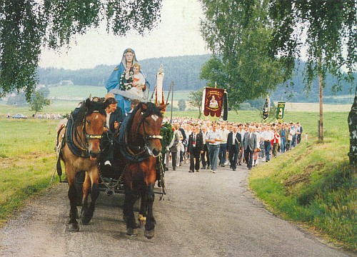 Takto se vezla v letech po "něžné revoluci" Madona do Svatého Kamene až z Dolního Dvořiště za doprovodu těch, kdo se dožili