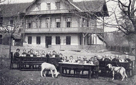 Sirotčinec "Annahof" v Hrabicích na starém snímku