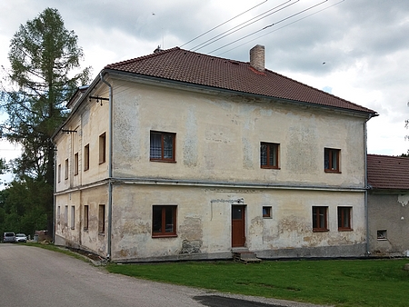 Někdejší škola v Lázu, do které chodil on i budoucí manželka Erna