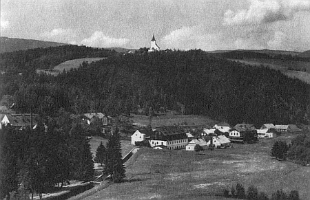 Mouřenec na vrchu nad Annínem na starší pohlednici