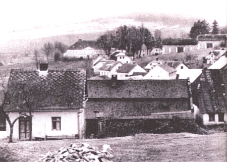 Výřez fotografie neznámého autora, který zachycuje v popředí budovu bývalé kundratické synagogy a přiléhající stavbu zdejší židovské školy