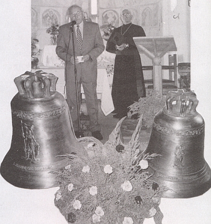 S kanovníkem Franzem Irsiglerem při svěcení zvonů v Mouřenci dne 20. září 2003