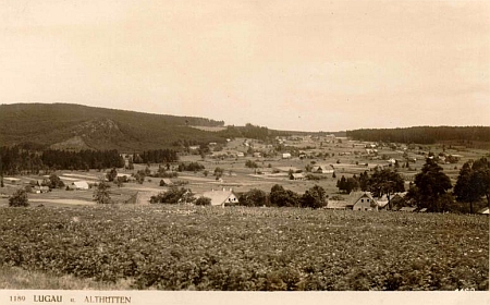 Dnes zcela zaniklý Lukov na pohlednici českokrumlovského fotoateliéru Josefa Wolfa a na leteckém snímku z roku 1952