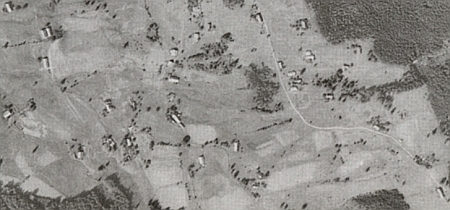 Dnes zcela zaniklý Lukov na pohlednici českokrumlovského fotoateliéru Josefa Wolfa a na leteckém snímku z roku 1952
