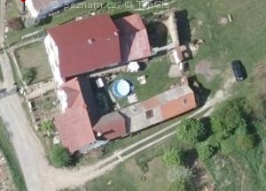 Letecký snímek domu čp. 17 v Pěčíně z roku 2014