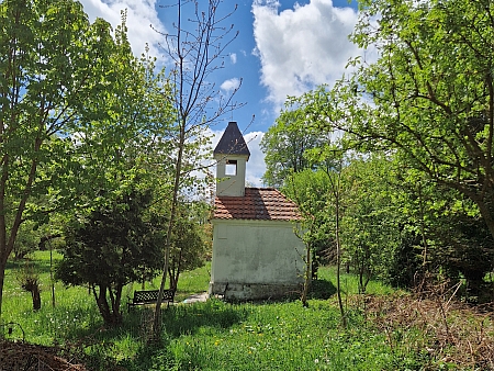 Dnes kaple stojí osamoceně