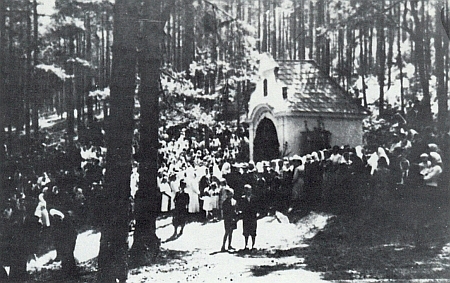 Poutní pobožnost u poutní kaple Hasenbrunn někdy kolem roku 1930