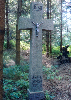 Kříž v lese u Žárského rybníka