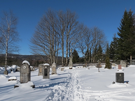 Pietně upravený hřbitov v zaniklých rodných Knížecích Pláních
