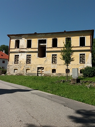 Opuštěná a chátrající škola v Hodňově, jedno z jeho šumavských působišť