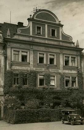 Rodný dům čp. 13 na českokrumlovském náměstí je tu zachycen na pohlednici Josefa Wolfa...