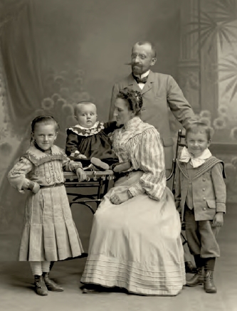 Karl Swoboda s rodinou v roce 1904 na snímku z fotoateliéru Seidel