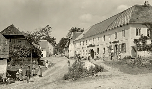 Náves před Rienmüllerovým hostincem v Polné před rokem 1904, kdy zde ještě nestál pomník Josefa II. a již s bustou císaře Josefa II. a malým parčíkem, jejichž zbudování řídící učitel Karl Swoboda inicioval, na snímcích Josefa Seidela