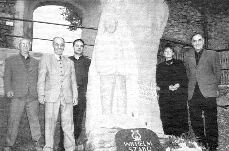 Odhalení pomníku Wilhelmu Szabovi ve Weitře roku 2001 (prvý zprava stojí Wolfgang Katzenschlager)