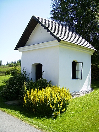 Kaple v rodné vsi, obnovená v roce 1990
i s jejím přispěním