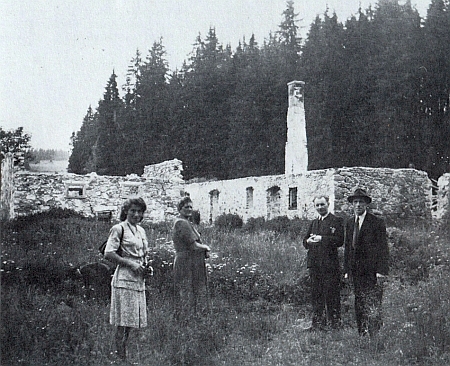 "Rosl Tahedl", které v kapitole o škole v Bučině za války věnuje Herbert Fastner ve své knize "Erinnerungen an Buchwald" celý odstavec, zde stojí na snímku někdy z počátku padesátých let na bavorské straně hranice při ruině Reichartovy pily (ta byla ještě v Čechách, Bučina čp. 26) prvá zleva, druhý zprava pak někdejší farář v Knížecích Pláních Wenzl Schmidt