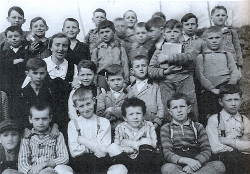 Jako mladá učitelka s dětmi ze školy v Českých Žlebech roku 1937