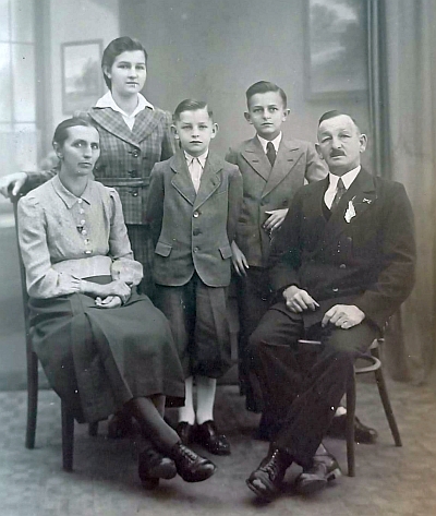 S rodiči a sourozenci Resi a Erichem na snímku z roku 1942